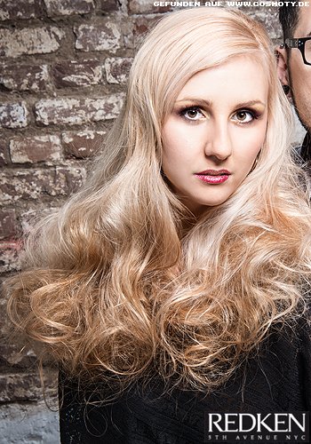 Leicht toupierte Locken für viel Volumen