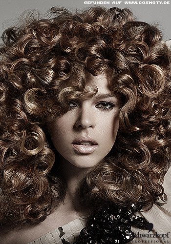 Locken unterstützen den gestuften Look