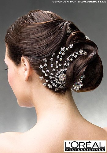 Lockerer Chignon mit großer Strass-Spange