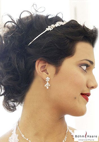 Locker gesteckte Locken mit kleinem Diadem