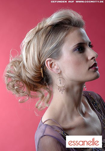 Locker gesteckter Nackenknoten mit Locken