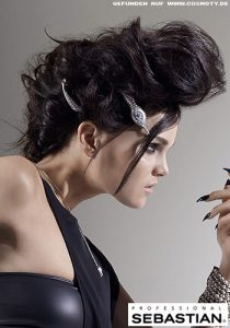 Frisuren Bilder: Locker gestecktes Haar mit Spangen geschmückt