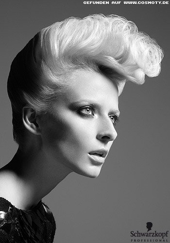 Lockige Pony-Tolle im Retro-Look