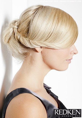 Loser Chignon mit eingedrehten Seitensträhnen