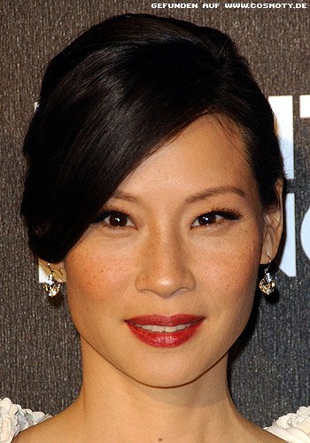 Lucy Liu mit eleganter Hochsteckfrisur