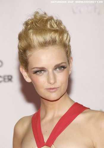 Lydia Hearst mit hochgesteckten Locken