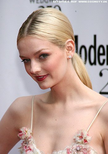 Lydia Hearst: Tiefer Pferdeschwanz im Sleek-Look