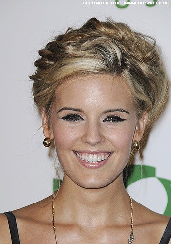 Maggie Grace mit locker zurückgesteckten Haaren