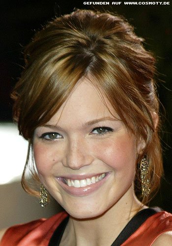 Mandy Moore mit lässigem Zopf und losen Ponysträhnen