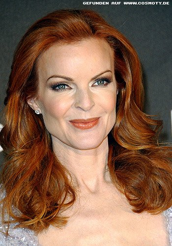 Marcia Cross mit leuchtend roten Glamour-Wellen