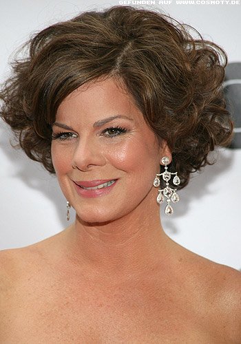 Marcia Gay Harden: Voluminöser Locken-Bob mit Seitenscheitel