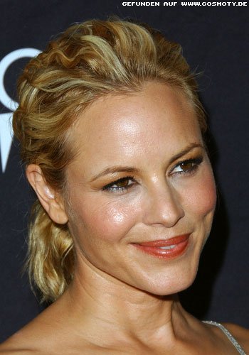 Maria Bello mit gelocktem Nackenzopf