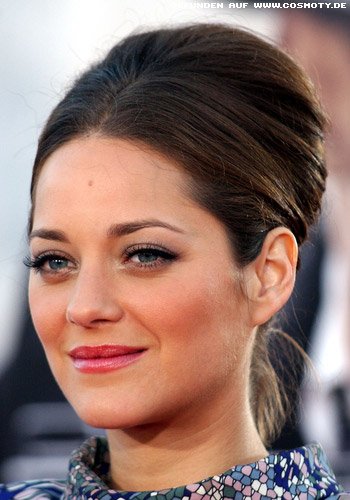 Marion Cotillard mit extravaganter Volumen-Hochsteckfrisur