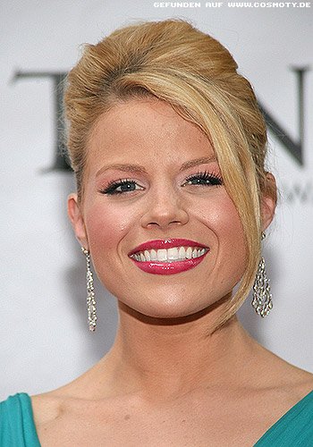 Megan Hilty: Klassische Banane mit loser Ponysträhne