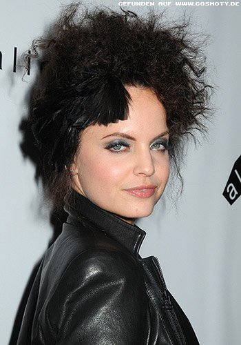 Mena Suvari: Hochgesteckte Afro-Look Locken