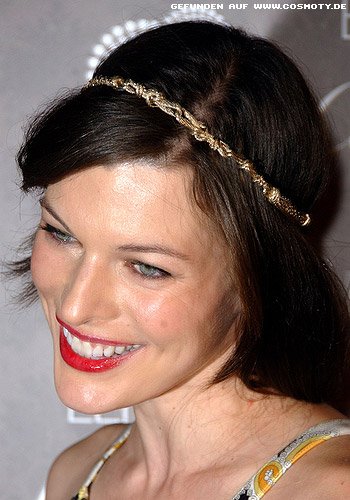 Milla Jovovich: Goldener Haarreif schmückt Bob