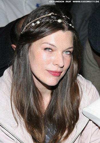 Milla Jovovich: Hippie-Look mit Schmuck-Haarband