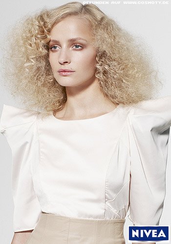 Minilocken im Afro-Look zum glatten Ansatz