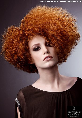 Moderner Afro-Look in leuchtendem Kupfer