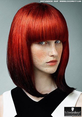 Moderner Long-Bob mit dichtem Pony in leuchtendem Rot