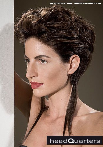 Nach hinten gestylter Short-Cut mit langen Nackensträhnen