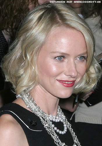 Naomi Watts mit feminen Wellen-Bob