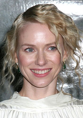 Naomi Watts mit hochgesteckten Kringellocken