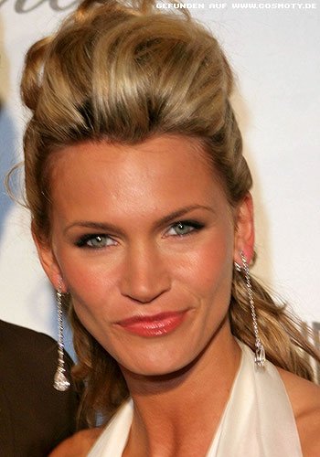 Natasha Henstridge: Volumen-Tolle zum tiefen Zopf