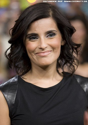 Nelly Furtado mit gelocktem Bob