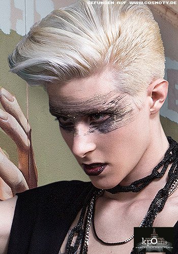 Neo-Glam-Rock Styling für blonden Kurzhaarschnitt