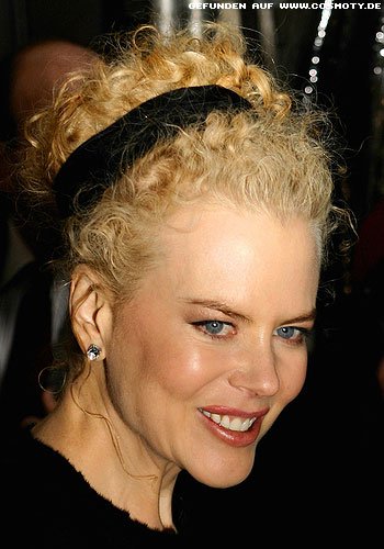 Nicole Kidman bändigt Naturlocken mit Haarband