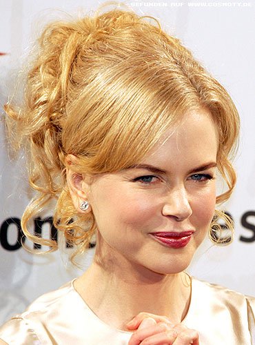 Nicole Kidman – Hochsteckfrisur mit losen Locken