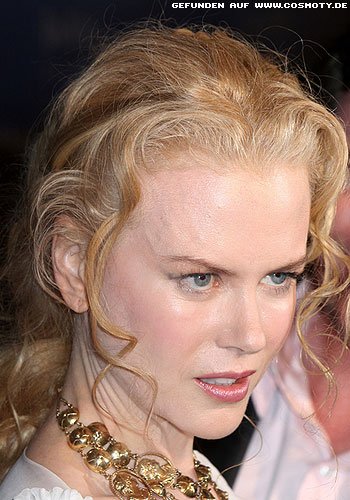 Nicole Kidman mit tiefem gelockten Zopf