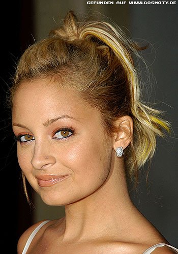 Nicole Richie mit hohem Mini-Zopf