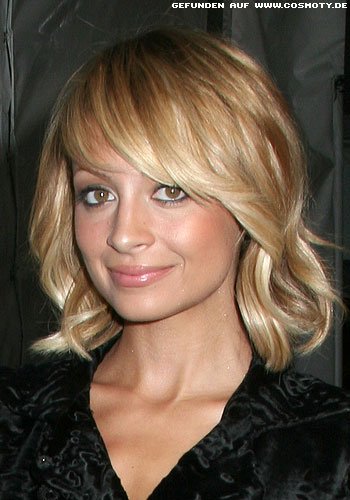 Nicole Richie mit kinnlangen Wellen-Bob