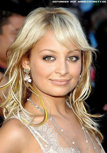 Nicole Richie mit verlängernden Strähnen