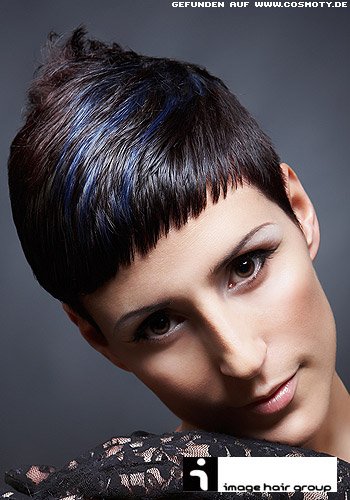 Niedlicher Pixie mit blauen Strähnen