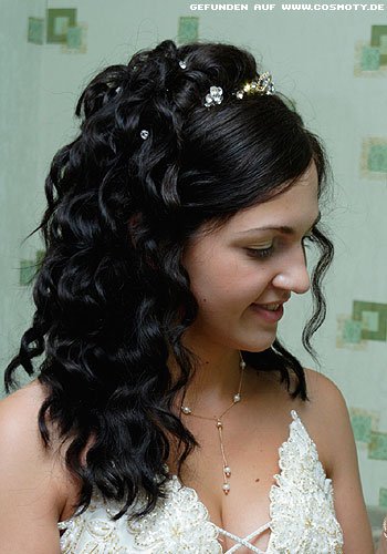 Opulente Braut-Frisur mit halb gesteckten Locken