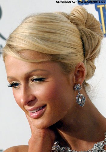 Paris Hilton mit kunstvollem Chignon