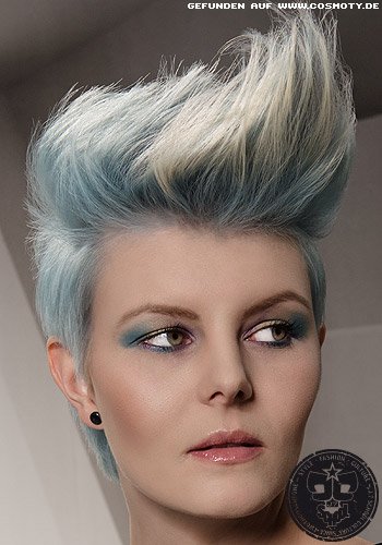 Pastellblauer Pixie mit Irokesen-Styling