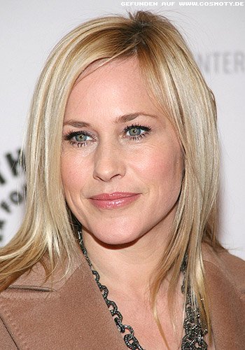 Patricia Arquette: Dunkler Ansatz im seitlich gescheitelten Haar