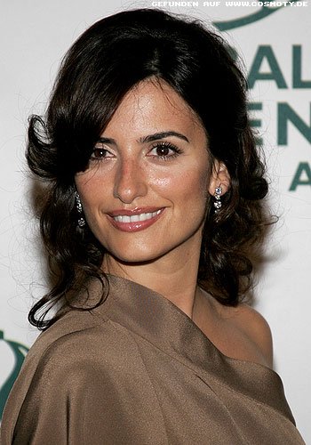 Penelope Cruz mit gelocktem Retro-Look