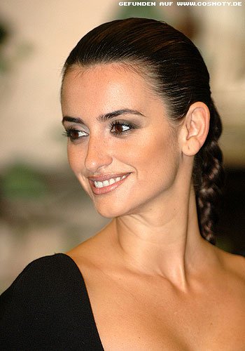 Penelope Cruz mit strengem geflochtenen Zopf