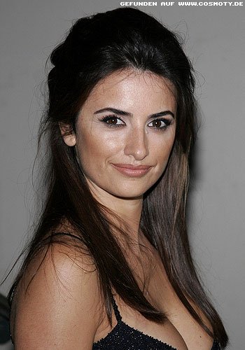 Penelope Cruz mit zur Hälfte gesteckten Haaren