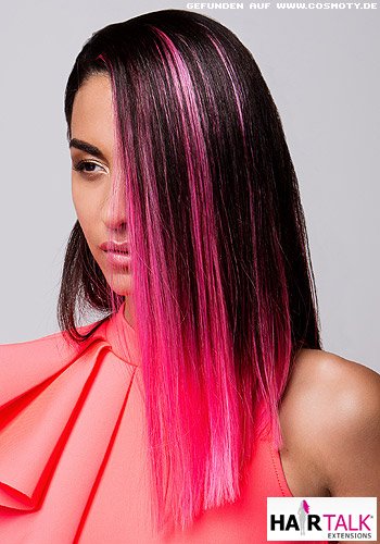 Pinkfarbene Strähnen in starkem Kontrast zu brünettem Haar