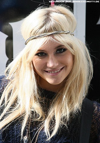 Pixie Lott: Schmales Haarband schafft Volumen