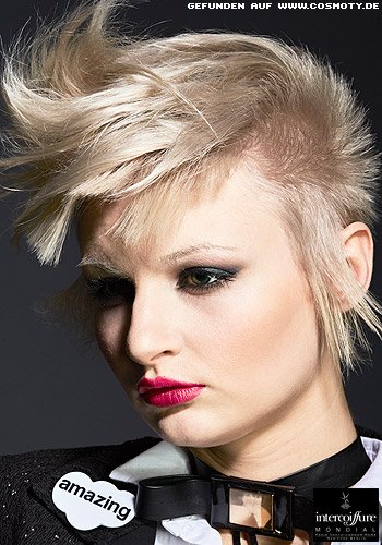 Pixie mit stumpf geschnitten Konturen und frechem Styling