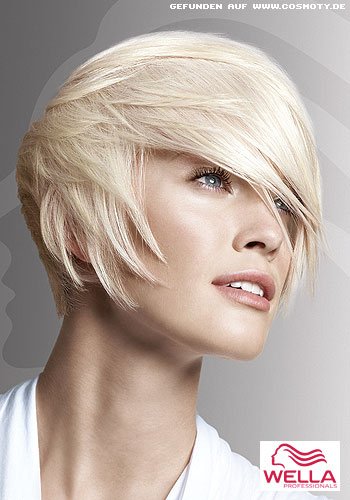 Platinblonder Bob nach vorn gestylt