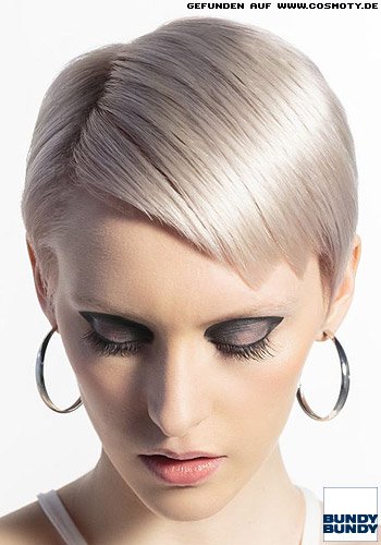 Platinblonder Pixie mit geglätteten Längen