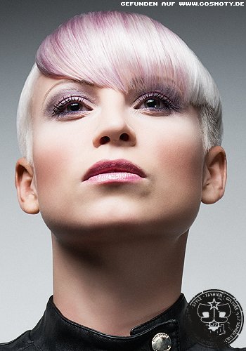 Platinblonder Pixie mit pinkfarbenem Pony